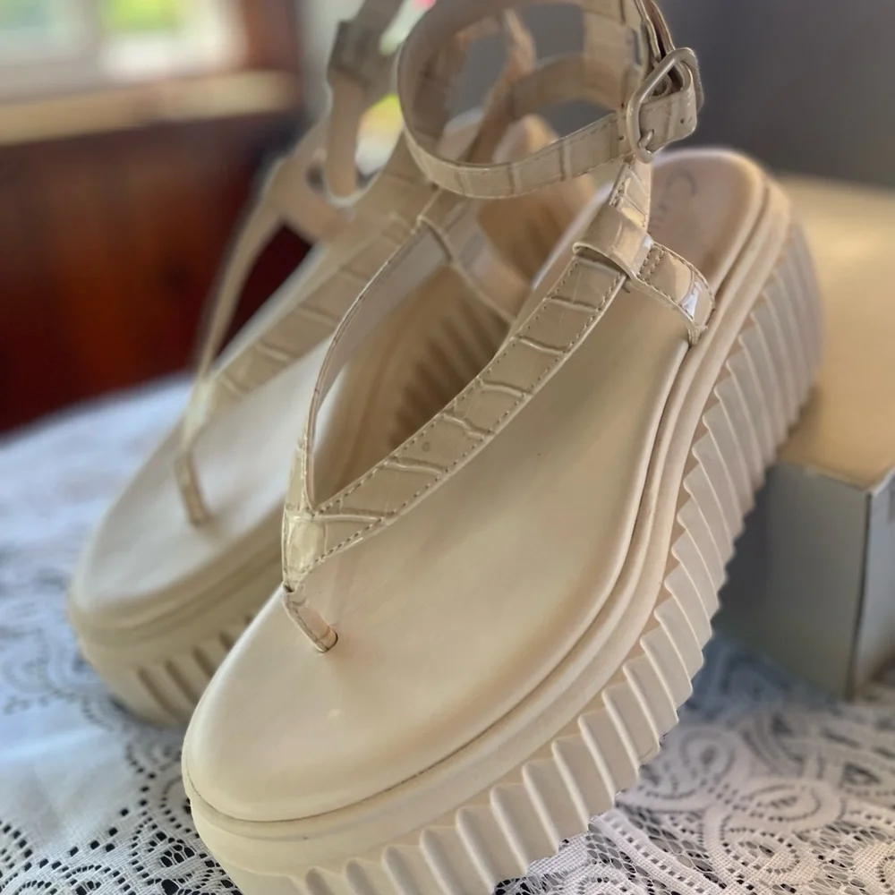 SALE Circus by Sam Edelman Women's Elana Platform
Sandal - Picture 3 of 7